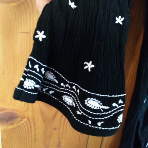 Cathy Daniels Embroidered Blouse - Picture 4 of 4